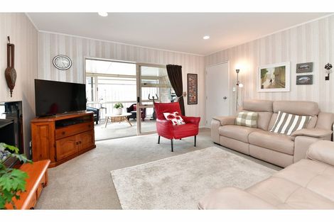 Photo of property in 2/11 Milton Road, Orewa, 0931