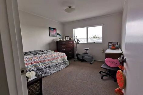 Photo of property in 2/14 Camilla Grove, Totara Vale, Auckland, 0629