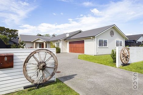 Photo of property in 8 Larmer Drive, Kumeu, 0810