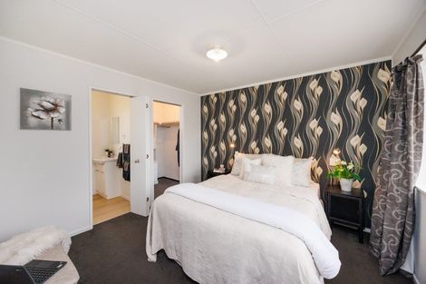 Photo of property in 18 Cumberland Place, Kelvin Grove, Palmerston North, 4414