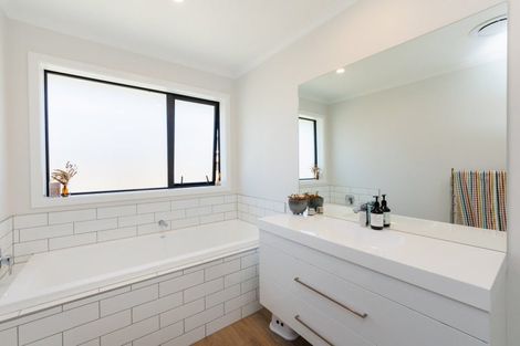 Photo of property in 50 Atlantic Drive, Fitzherbert, Palmerston North, 4410