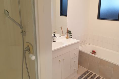 Photo of property in 1/32a Bronzewing Terrace, Unsworth Heights, Auckland, 0632