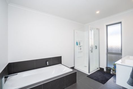 Photo of property in 5 Mediterranean Grove, Fitzherbert, Palmerston North, 4410