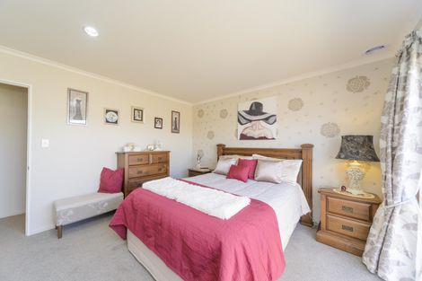 Photo of property in 11 Chestnut Close, Kelvin Grove, Palmerston North, 4414