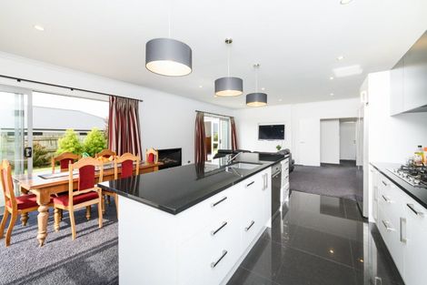 Photo of property in 4 Saint Heliers Grove, Fitzherbert, Palmerston North, 4410