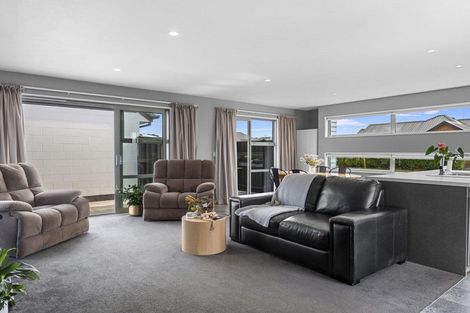 Photo of property in 17 Westhaven Grove, Takaro, Palmerston North, 4412