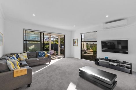 Photo of property in 10 Onekura Street, Red Beach, 0932