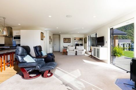 Photo of property in 30 Harbour View Heights, Picton, 7220