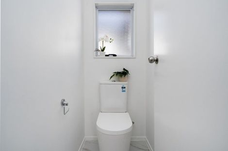 Photo of property in 2/5 Newington Road, Henderson, Auckland, 0612