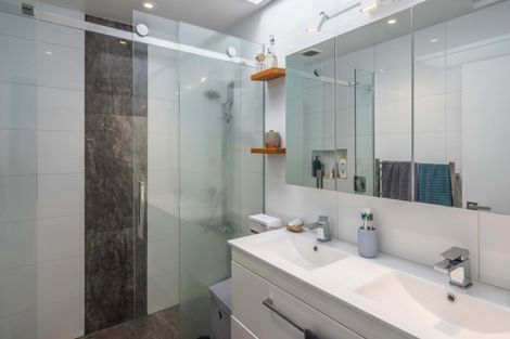 Photo of property in 5 Countess Close, Maupuia, Wellington, 6022