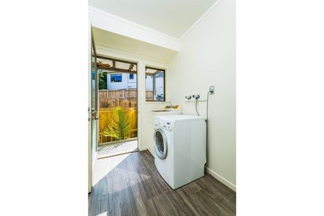 Photo of property in 33 Glen Vista Place, Bayview, Auckland, 0629