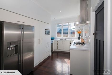 Photo of property in 39 Cambridge Terrace, Waiwhetu, Lower Hutt, 5010