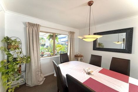Photo of property in 40 Thornbury Crescent, East Tamaki Heights, Auckland, 2016