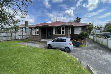 Photo of property in 12 Gill Avenue, Te Atatu Peninsula, Auckland, 0610