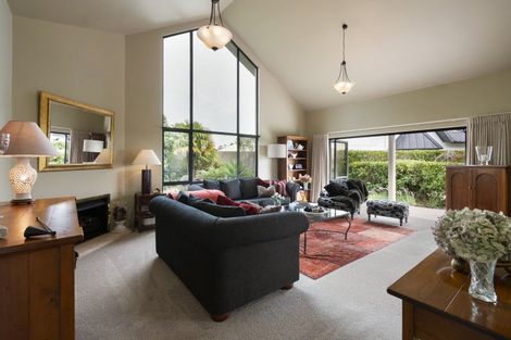 Photo of property in 70 Waicola Drive, Fitzherbert, Palmerston North, 4471