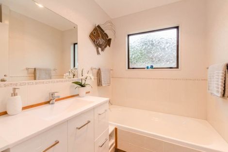 Photo of property in 21 Nugget Grove, Raumati Beach, Paraparaumu, 5032