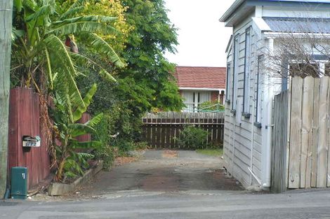 Photo of property in 2/72 Onewa Road, Northcote Point, Auckland, 0627