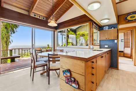 Photo of property in 13 Quinns Road, Waiatarua, Auckland, 0612