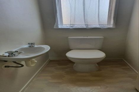 Photo of property in 2/62 Aviemore Drive, Highland Park, Auckland, 2010