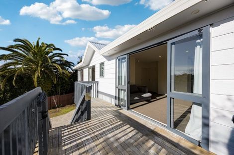 Photo of property in 15b Greta Place, Stanmore Bay, Whangaparaoa, 0932