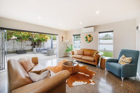 Photo of property in 2 Chestnut Close, Kelvin Grove, Palmerston North, 4414