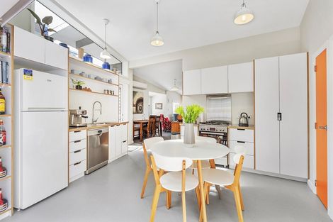 Photo of property in 106 Breaker Bay Road, Breaker Bay, Wellington, 6022