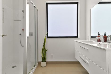 Photo of property in 13/15 Chivalry Road, Glenfield, Auckland, 0629