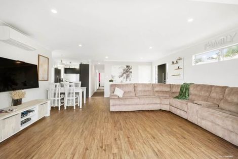 Photo of property in 28 Hueglow Rise, West Harbour, Auckland, 0618