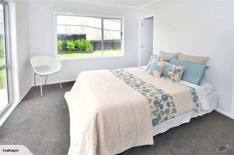 Photo of property in 28 Totaravale Drive, Totara Vale, Auckland, 0629