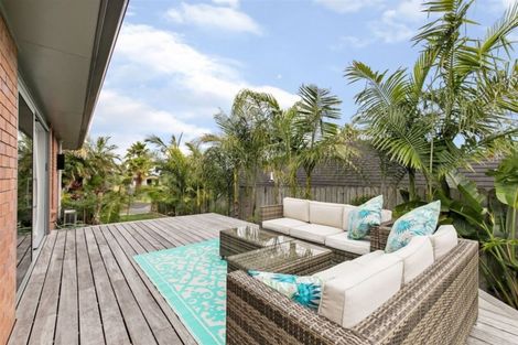 Photo of property in 6 Canonbie Place, East Tamaki Heights, Auckland, 2016