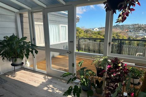 Photo of property in 2/25 Kingsbridge Place, Newlands, Wellington, 6037