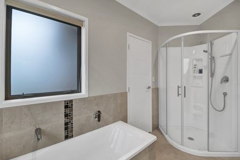 Photo of property in 2 Manurau Crescent, Merrilands, New Plymouth, 4312