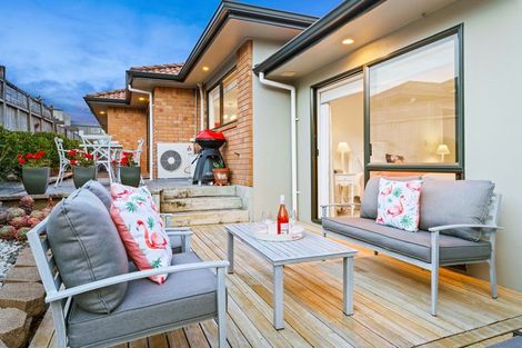 Photo of property in 20 Rising Parade, Fairview Heights, Auckland, 0632