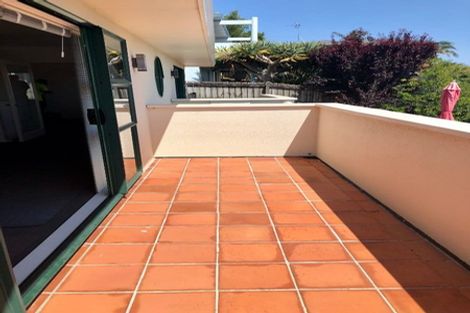 Photo of property in 2/7 Carl Place, Unsworth Heights, Auckland, 0632