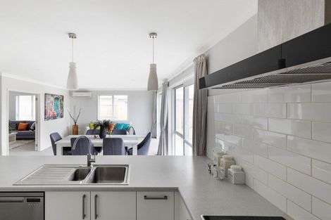 Photo of property in 24 Te Kio Crescent, Papamoa Beach, Papamoa, 3118