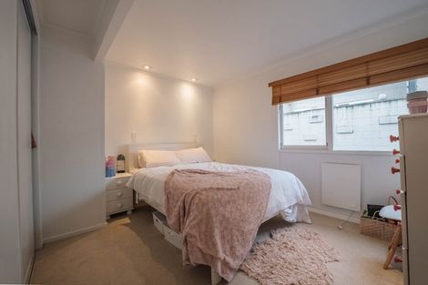 Photo of property in 1/18 Holdaway Avenue, Northcote, Auckland, 0627