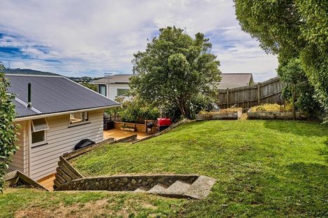 Photo of property in 27 Griffiths Grove, Newlands, Wellington, 6037