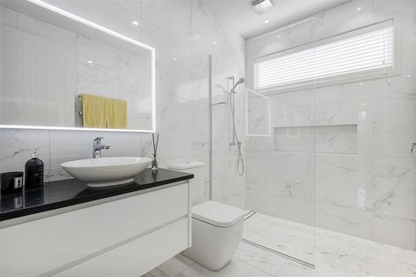 Photo of property in 123a Churchill Road, Rothesay Bay, Auckland, 0630