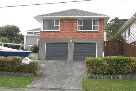 Photo of property in 18 Oswald Crescent, Paparangi, Wellington, 6037
