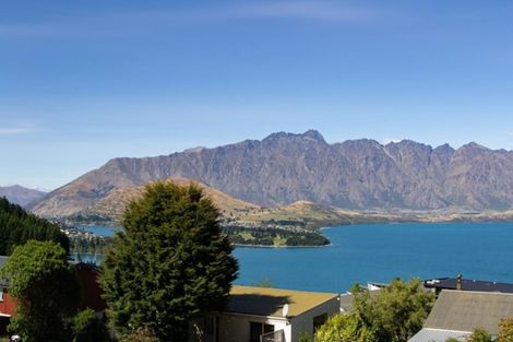 Photo of property in 28 Wynyard Crescent, Fernhill, Queenstown, 9300