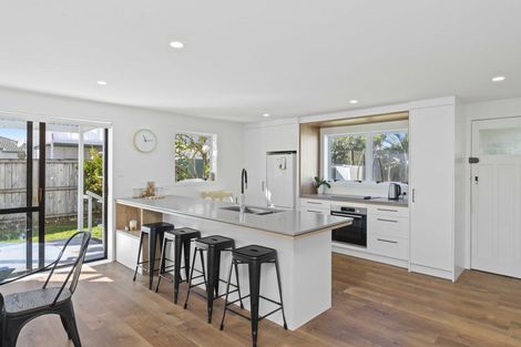 Photo of property in 3 Crispe Road, Clarks Beach, 2122