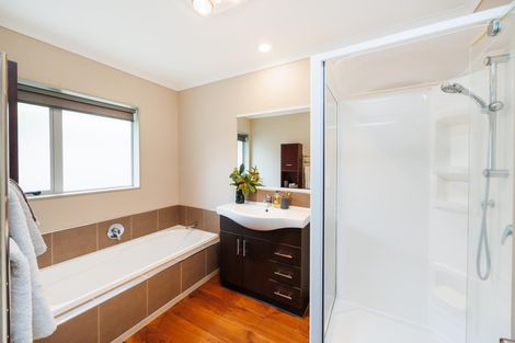 Photo of property in 27 Johnstone Drive, Fitzherbert, Palmerston North, 4410