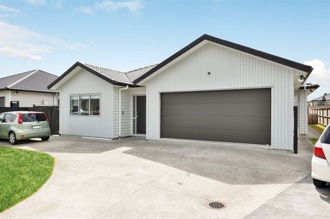Photo of property in 13 Walter Ruddock Avenue, Kumeu, 0810
