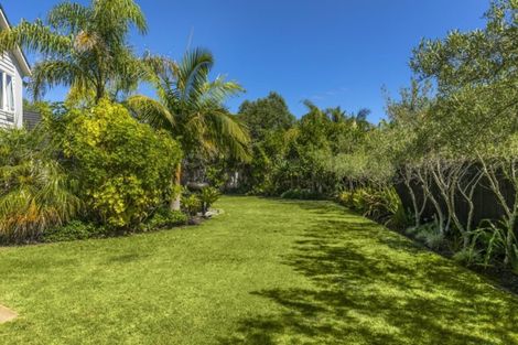 Photo of property in 2 Oscar Road, Greenhithe, Auckland, 0632