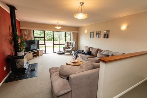 Photo of property in 9 Pinkerton Grove, Newlands, Wellington, 6037