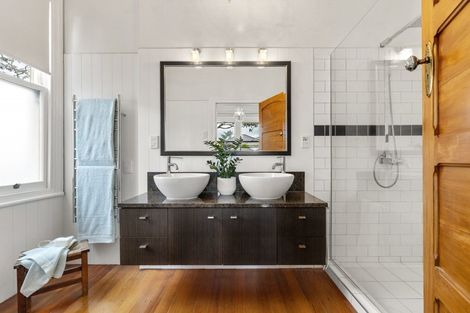 Photo of property in 1 Oxford Terrace, Devonport, Auckland, 0624