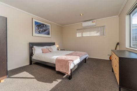 Photo of property in 4313a Great North Road, Glendene, Auckland, 0602