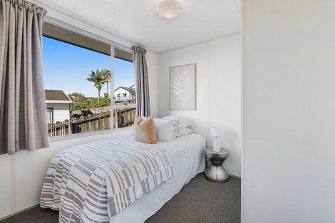 Photo of property in 2/26 Barbados Drive, Unsworth Heights, Auckland, 0632