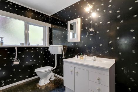 Photo of property in 84 Newlands Road, Newlands, Wellington, 6037