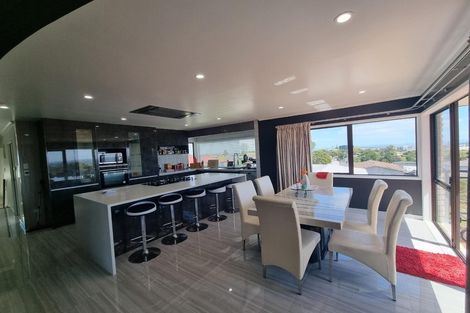 Photo of property in 54 Redoubt Road, Clover Park, Auckland, 2105